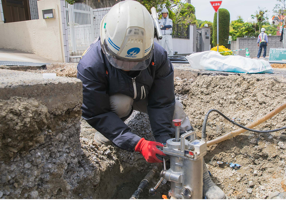 水道工事の現場で作業するスタッフ
