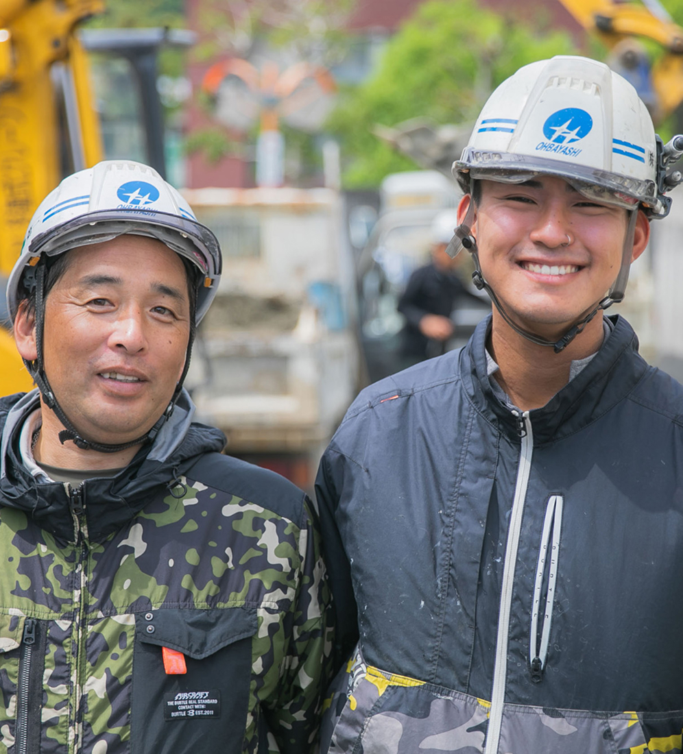 現場で作業するI氏